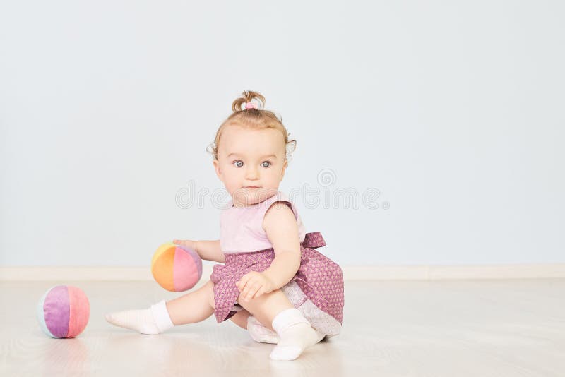 Kleines Kind spielt mit Spielwaren im Studio lizenzfreie stockfotos