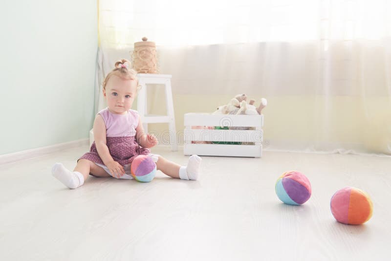 Kleines Kind spielt mit Spielwaren im Studio stockfotografie