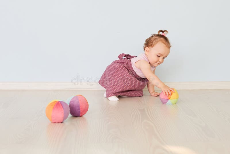 Kleines Kind spielt mit Spielwaren im Studio lizenzfreie stockfotos