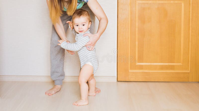 Kleines Kinderbaby, das erste Schritte machend lächelt lizenzfreies stockbild Kleines Kinderbaby, das erste Schritte machend lächelt lizenzfreies stockbild