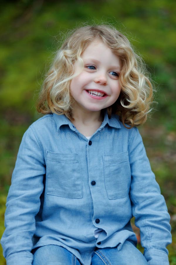 Kleines Kindergenießen eines sonnigen Tages lizenzfreie stockfotografie Kleines Kindergenießen eines sonnigen Tages lizenzfreie stockfotografie