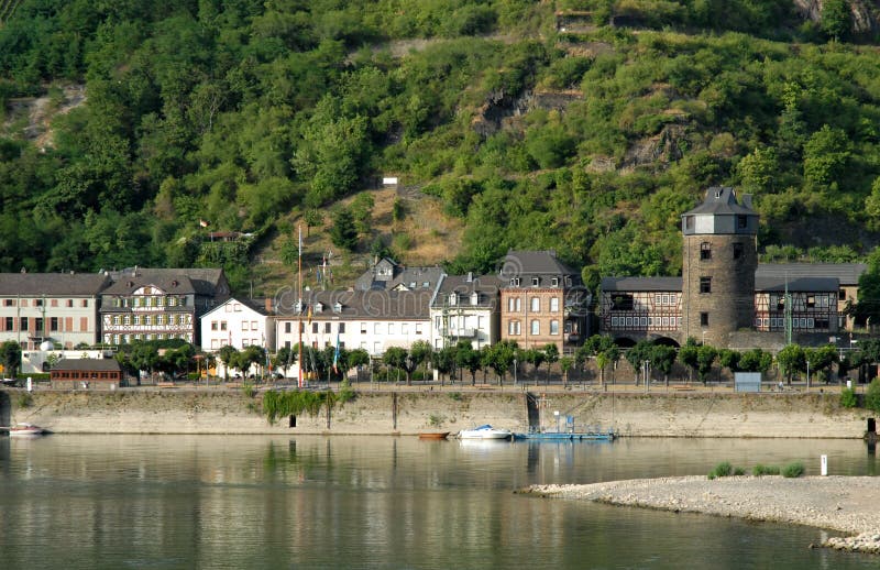 Kleines Land mit einer großen Spalte im Rhein-Tal in Deutschland lizenzfreie stockbilder