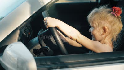 Kleines Kleines Mädchen, Das Auto Fährt Stock Footage - Video von