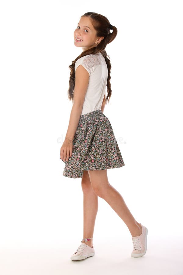 Kleines Madchen Des Schonen Brunette 12 Jahre Alte Aufstellung In Einem Rock Mit Den Blossen Beinen Stockbild Bild Von Lebensstil Schonheit 112463481