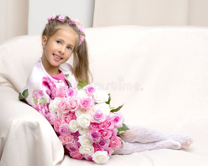 Kleines M? dchen mit einem Blumenstrau? der Blumen lizenzfreie stockfotos
