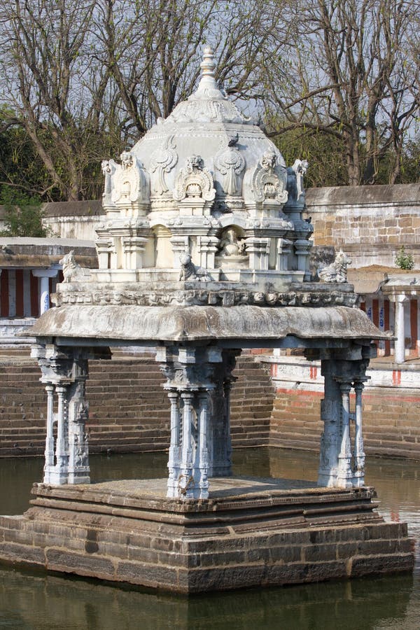 Kleines Monument im Wasser, Ekambareswarar-Tempel, Kanchipuram, Tamil Nadu, Indien stockbild Kleines Monument im Wasser, Ekambareswarar-Tempel, Kanchipuram, Tamil Nadu, Indien stockbild