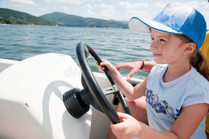 Kleines Mädchen auf Motorboot