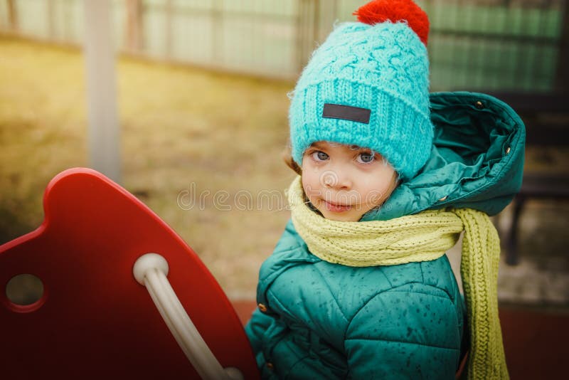 Kleines Mädchen, das auf dem Spielplatz schreit stockfoto Kleines Mädchen, das auf dem Spielplatz schreit stockfoto