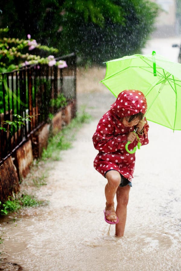 Kleines Mädchen, das in den Regen geht lizenzfreies stockbild Kleines Mädchen, das in den Regen geht lizenzfreies stockbild