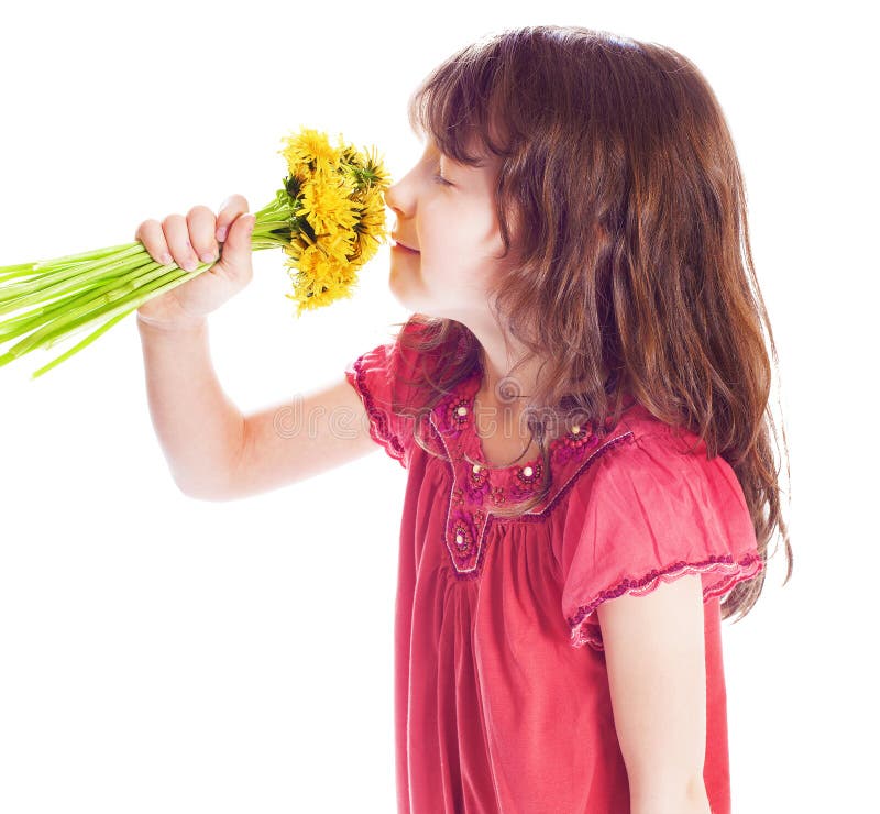 Kleines Mädchen, das eine Blume riecht stockfotografie