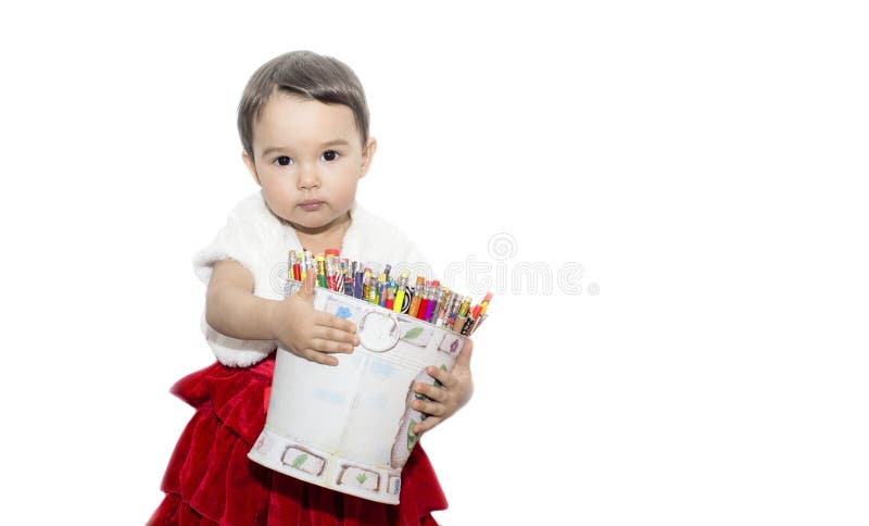 Kleines Mädchen, das einen Eimer farbige Bleistifte trägt lizenzfreie stockfotos Kleines Mädchen, das einen Eimer farbige Bleistifte trägt lizenzfreie stockfotos