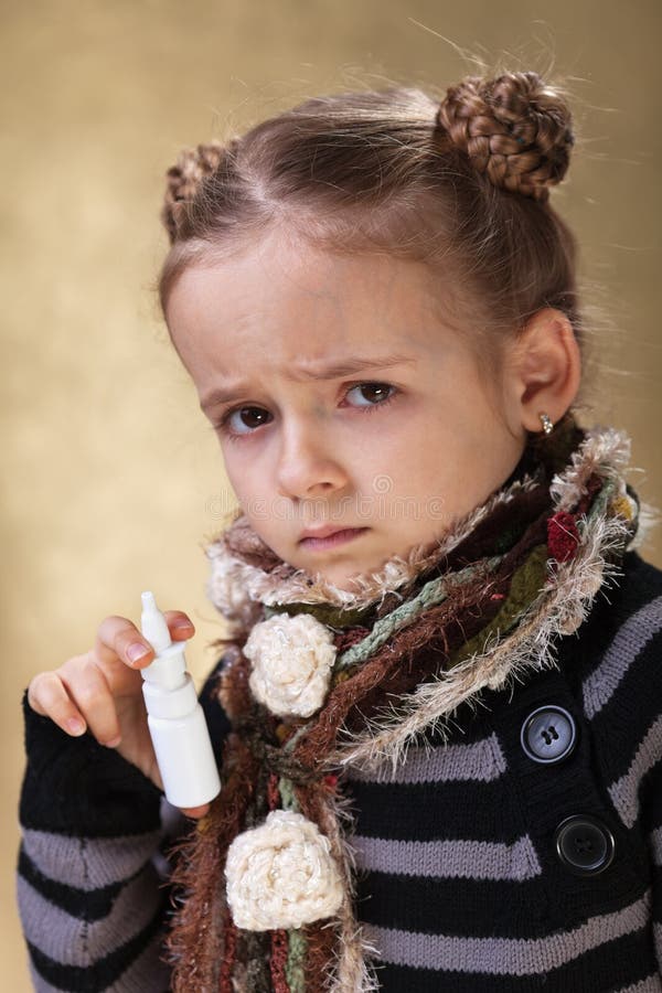 Kleines Mädchen, das einen Nasenspray hält stockfoto Kleines Mädchen, das einen Nasenspray hält stockfoto