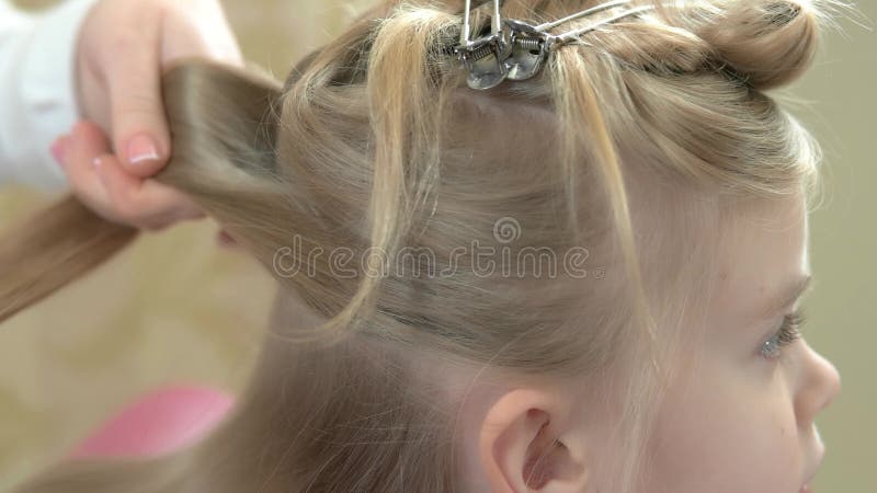 Kleines Mädchen, das Haar getan erhält