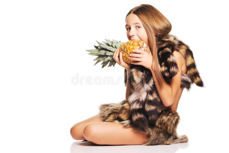 Kleines Mädchen, das im ursprünglichen Mann spielt stockfotografie