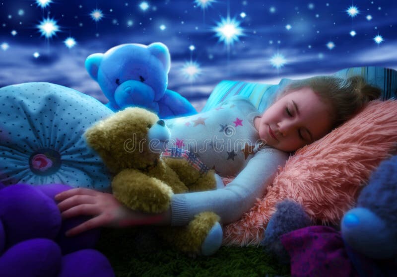 Kleines Mädchen, das mit Teddybären im Bett, die sternenklare Nacht des Himmels zur Schlafenszeit träumend schläft lizenzfreies stockbild Kleines Mädchen, das mit Teddybären im Bett, die sternenklare Nacht des Himmels zur Schlafenszeit träumend schläft lizenzfreies stockbild