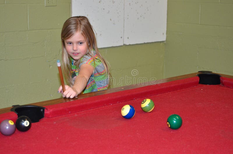 Kleines Mädchen, das Pool spielt stockfoto Kleines Mädchen, das Pool spielt stockfoto