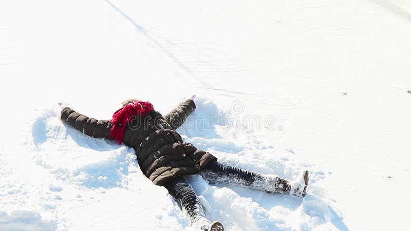 Kleines Mädchen, das snowangel macht