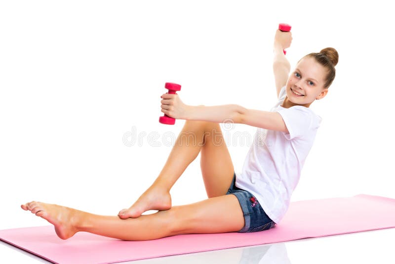 Kleines Mädchen, das Übungen mit Dummköpfen tut stockbild