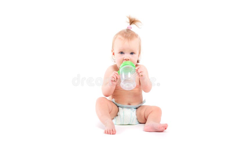 Kleines Mädchen der netten Schönheit mit Babyflasche stockbild Kleines Mädchen der netten Schönheit mit Babyflasche stockbild