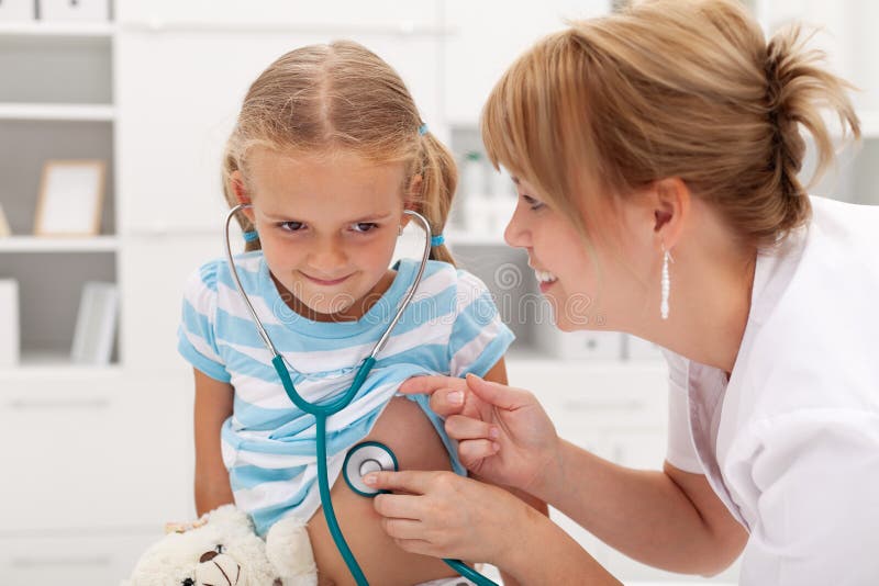 Kleines Mädchen am Doktor für eine Überprüfung