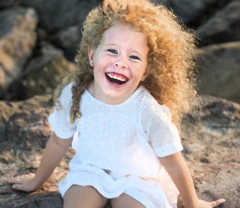Kleines Mädchen im weißen Kleid lizenzfreies stockbild Kleines Mädchen im weißen Kleid lizenzfreies stockbild