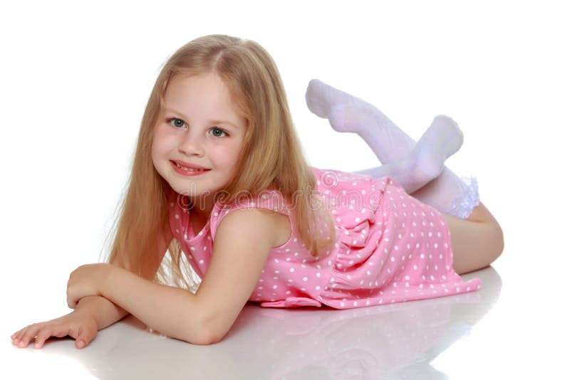 Kleines Mädchen liegt auf dem Boden stockfotografie