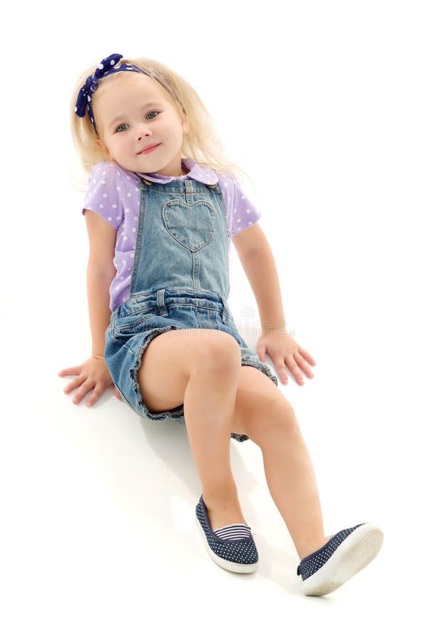 Kleines Mädchen liegt auf dem Boden stockfotografie Kleines Mädchen liegt auf dem Boden stockfotografie