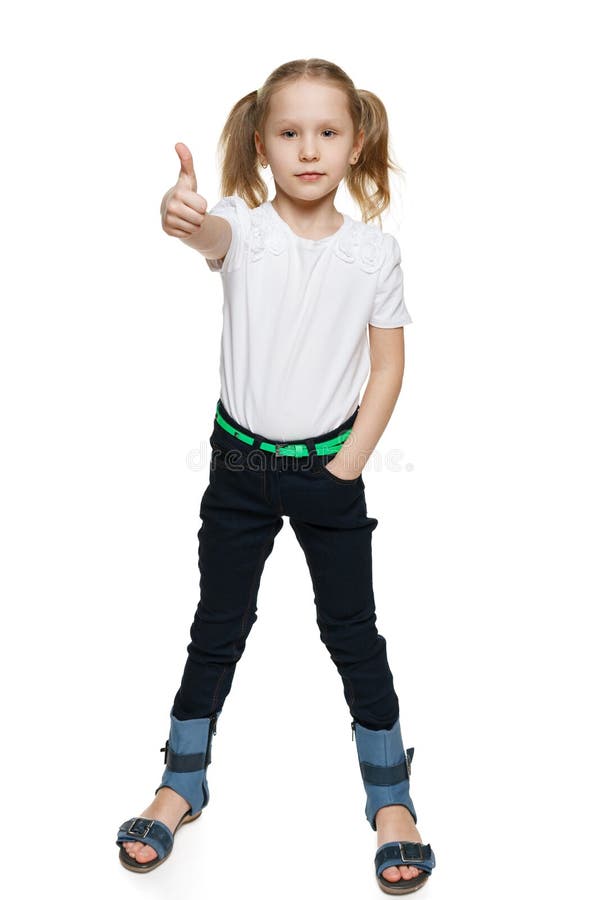 Kleines Mädchen machendaumen im in voller Länge oben lizenzfreie stockfotos Kleines Mädchen machendaumen im in voller Länge oben lizenzfreie stockfotos