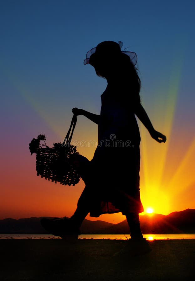 Kleines Mädchen mit Blumenschattenbild lizenzfreie stockfotos Kleines Mädchen mit Blumenschattenbild lizenzfreie stockfotos