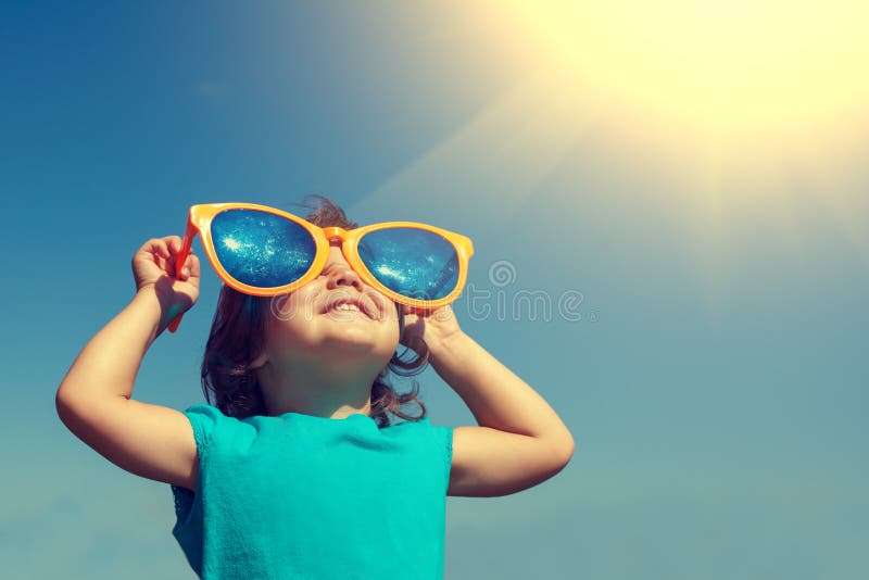 Kleines Mädchen mit großen Sonnenbrillen lizenzfreies stockbild