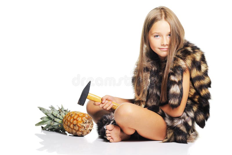 Kleines Mädchen mit großer Ananas und Hammer stockfoto