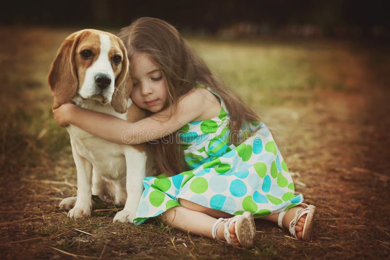 Kleines Mädchen mit Hund
