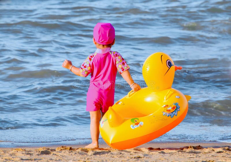 Kleines Mädchen mit ihrem netten Schwimmenring lizenzfreies stockfoto Kleines Mädchen mit ihrem netten Schwimmenring lizenzfreies stockfoto