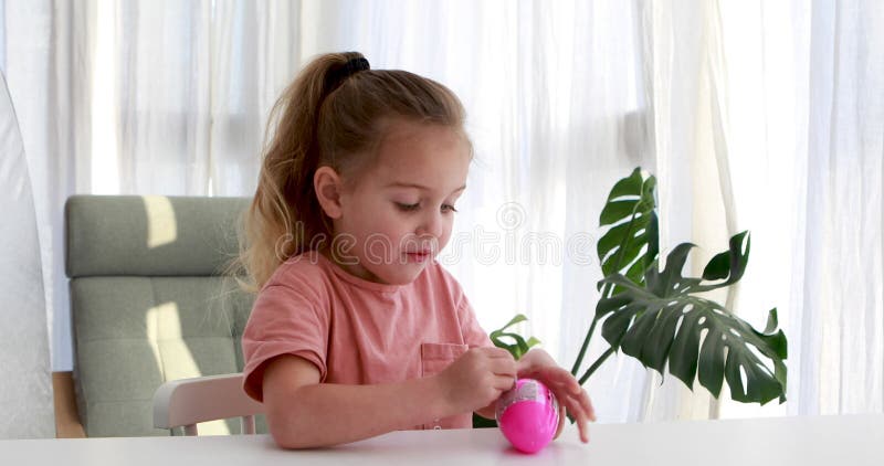 Kleines Mädchen mit konzentrierter Tischtennisplatte stock footage