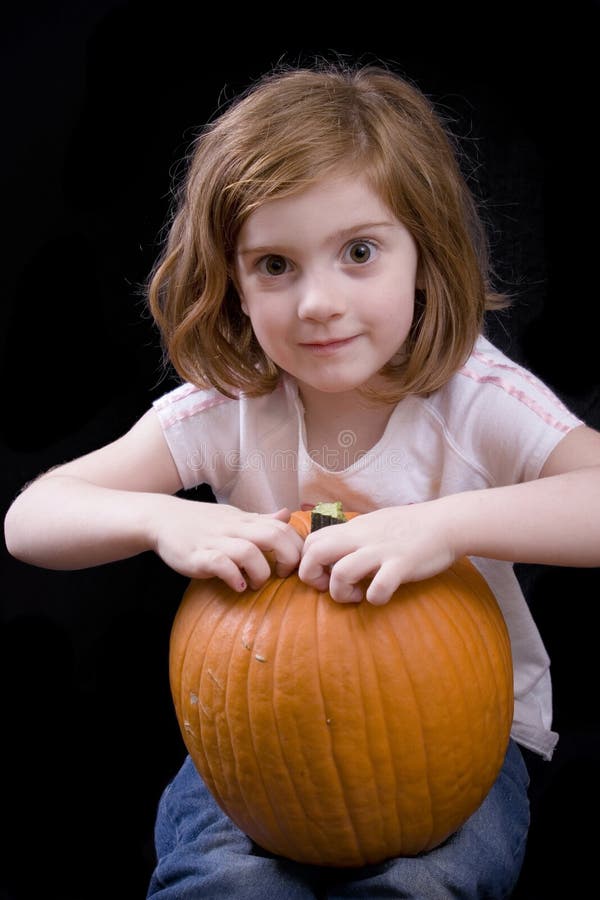 Kleines Mädchen mit Kürbis lizenzfreies stockbild Kleines Mädchen mit Kürbis lizenzfreies stockbild