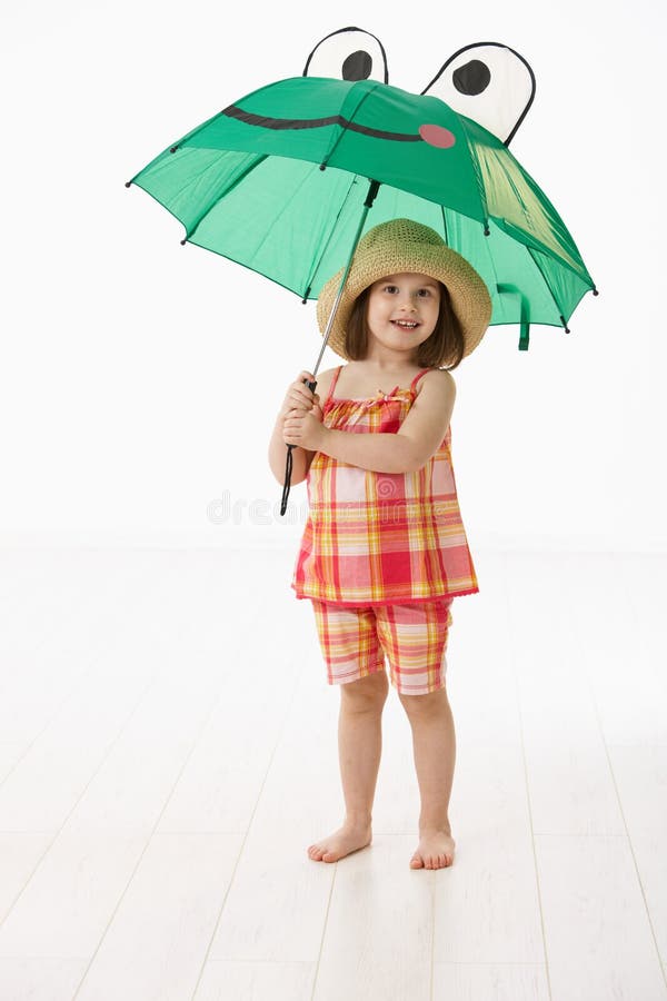 Kleines Mädchen mit Regenschirm lizenzfreie stockfotografie Kleines Mädchen mit Regenschirm lizenzfreie stockfotografie