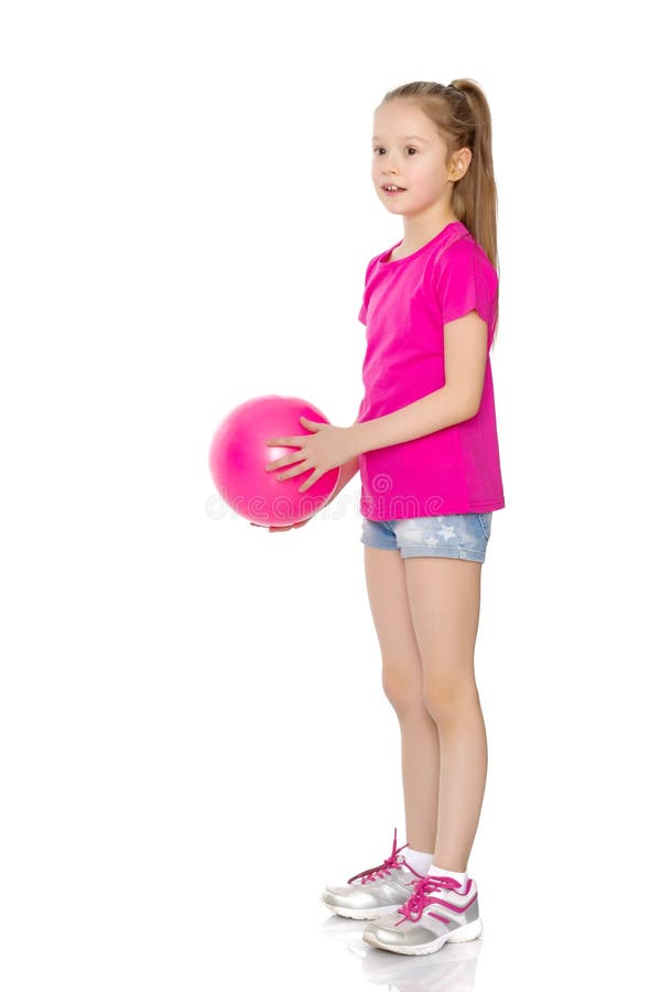 Kleines Mädchen nimmt an Eignung mit einem Ball teil lizenzfreie stockfotografie Kleines Mädchen nimmt an Eignung mit einem Ball teil lizenzfreie stockfotografie