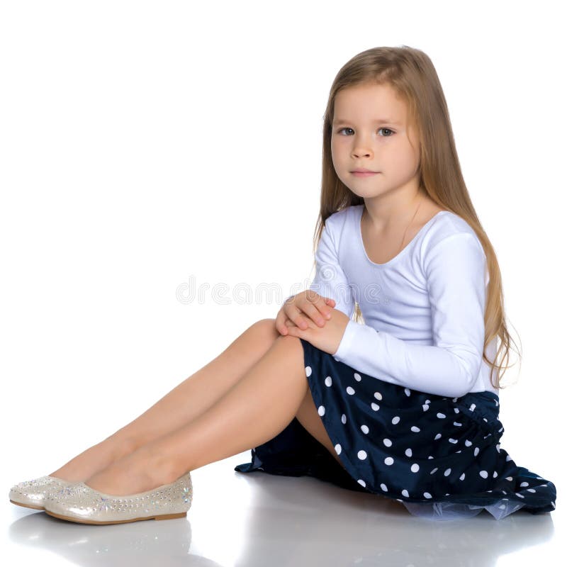 Kleines Mädchen Sitzt Auf Dem Boden Stockfoto - Bild von nett