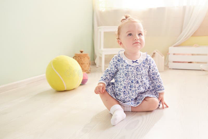 Kleines Mädchen sitzt im Studio und spielt stockbilder