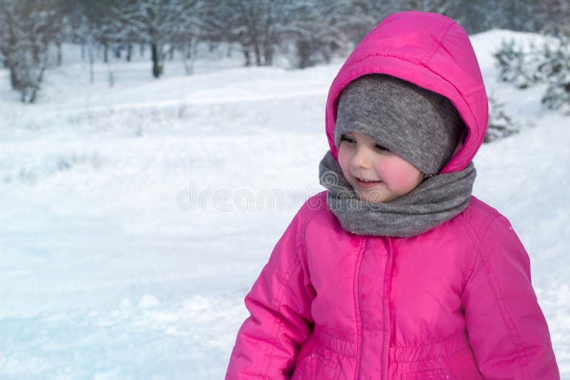 kleines Mädchen, welches das Winterwetter genießt stockfoto kleines Mädchen, welches das Winterwetter genießt stockfoto