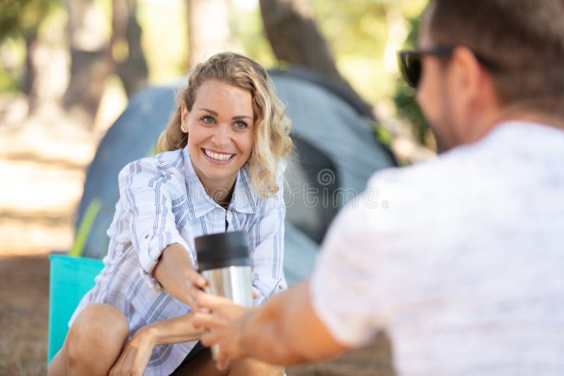 Kleines Paar trinkt Kaffee lizenzfreies stockfoto
