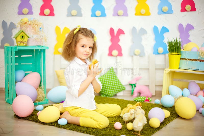 Kleines reizend Mädchen mit gelbem Entlein lizenzfreies stockfoto Kleines reizend Mädchen mit gelbem Entlein lizenzfreies stockfoto