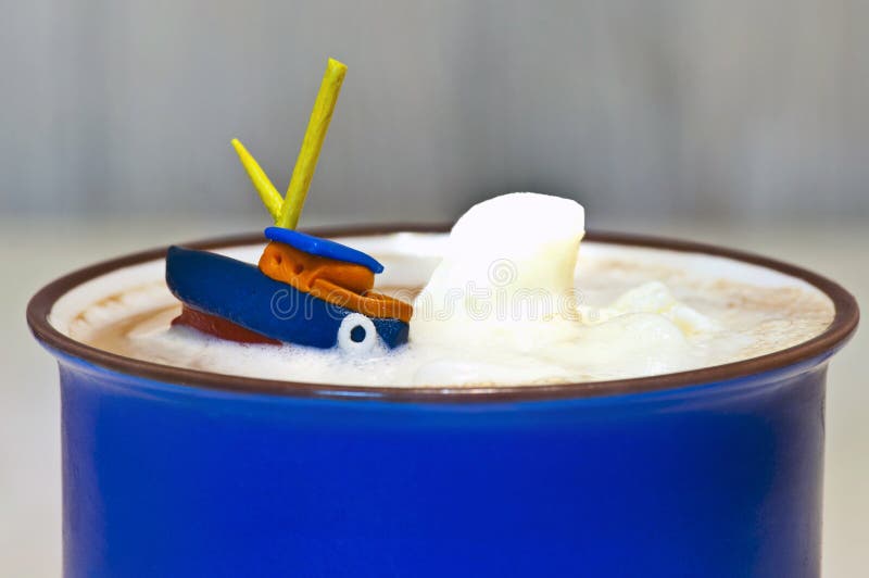 Kleines Schiff in einer Tasse Tee mit Eis