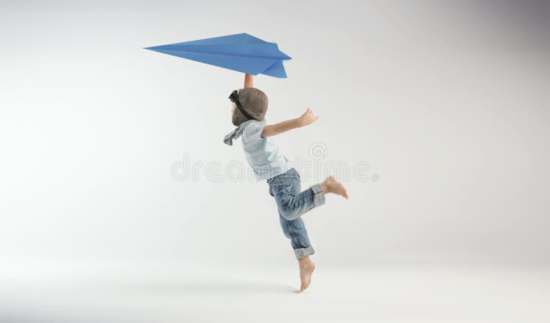 Kleines spielendes Papierversuchsflugzeug stockfotos Kleines spielendes Papierversuchsflugzeug stockfotos