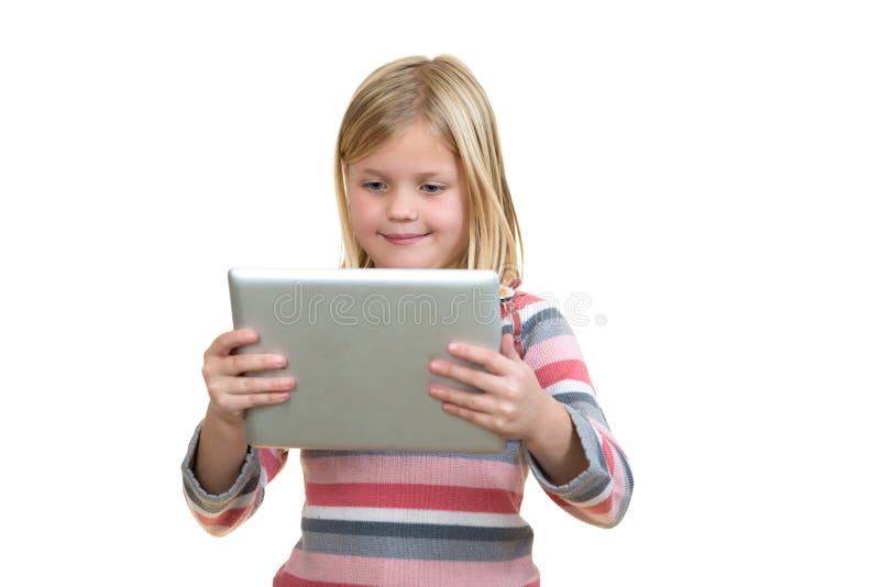 Kleines stehendes Mädchen mit Tablette auf weißem Hintergrund lizenzfreies stockbild