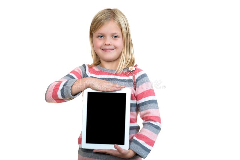 Kleines stehendes Mädchen mit Tablette auf weißem Hintergrund lizenzfreie stockfotografie