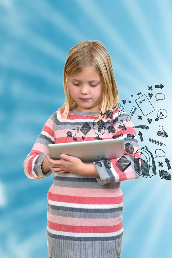 Kleines stehendes Mädchen mit Tablette mit Ikonen auf Schirm lizenzfreie stockbilder