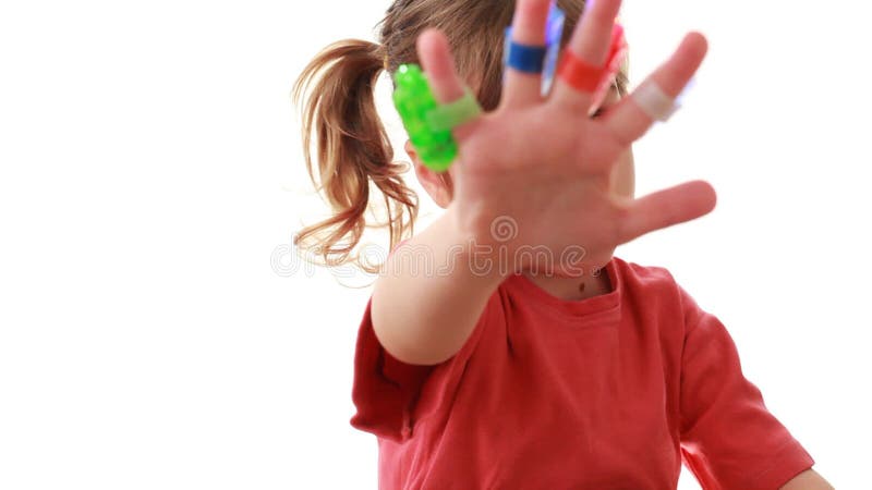 Kleines süßes Mädchen spielt mit Laser-Taschenlampen von stock video footage