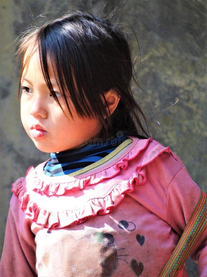 KLEINES VIETNAMESISCHES MÄDCHEN BEI THE SUN stockbild KLEINES VIETNAMESISCHES MÄDCHEN BEI THE SUN stockbild