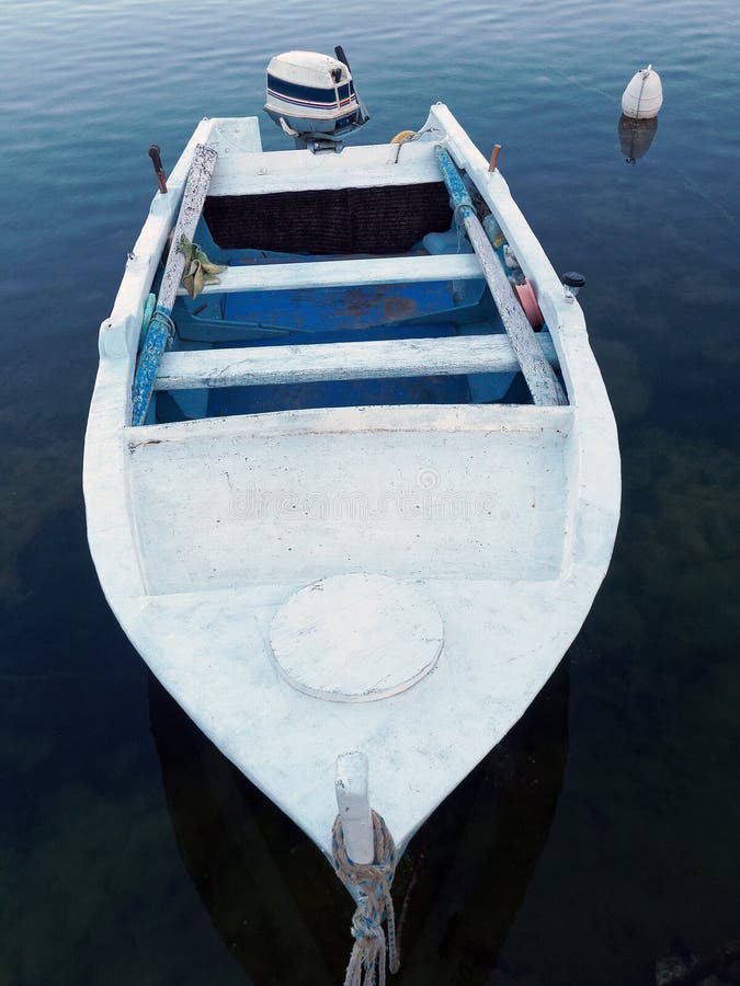 Kleines weißes Runabout-Boot stockbild Kleines weißes Runabout-Boot stockbild
